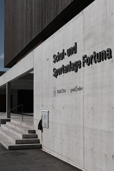 Gebäudebeschriftung mit Betonbuchstaben