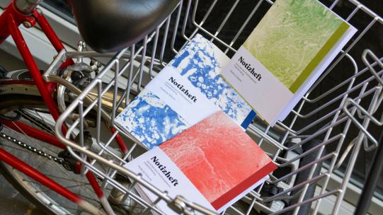 Notizhefte in einem Fahrradkorb